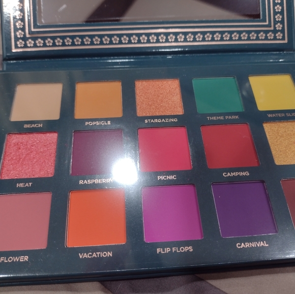 Ace Beaute Nostalgia eyeshadow palette. Like new, open box. - Picture 3 of 3